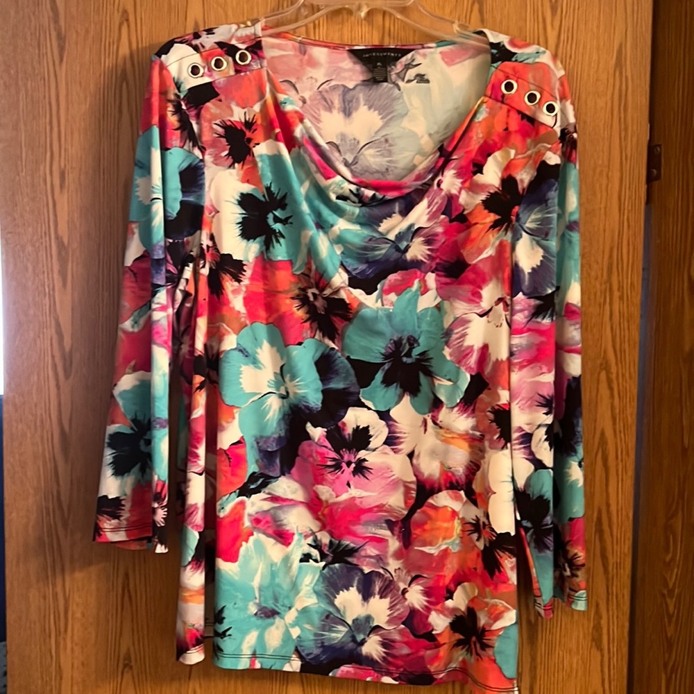 Investments Dillard’s Brand Size:XL Floral Blouse Used in perfect condition